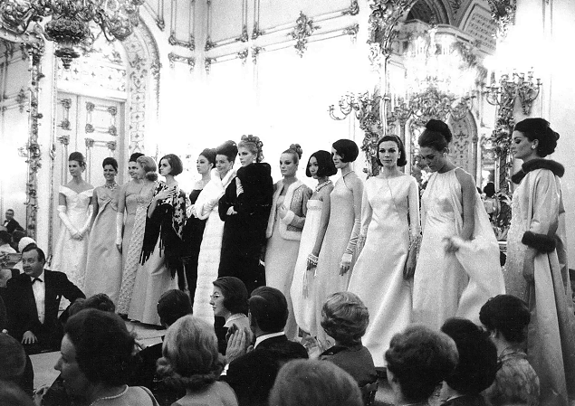 De París a Nueva York, las pasarelas rompen sus costuras y llevan al consumidor al ‘front row’